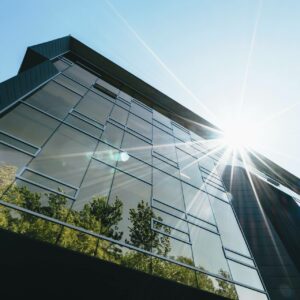 Soleil se reflétant sur un grand bâtiment en verre à Kitchener.